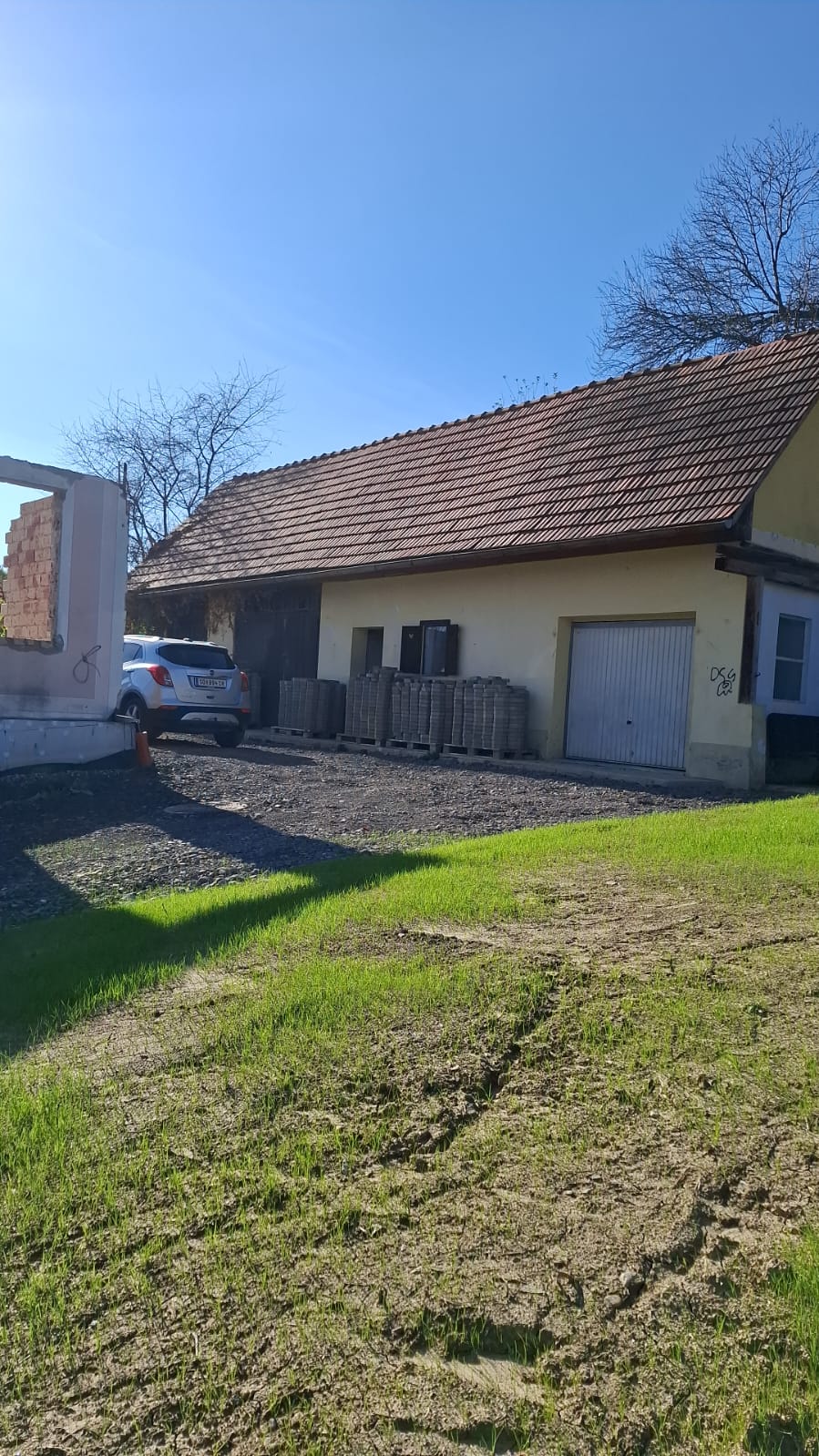 Wirtschaftsgebäude – Vorderansicht mit Garage