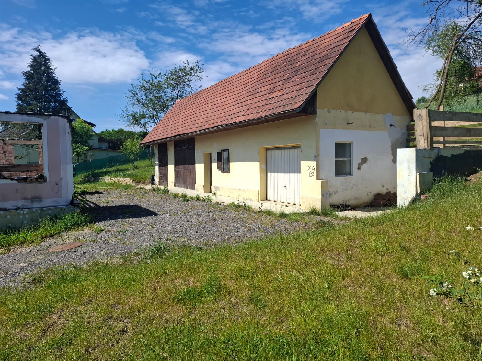 Wirtschaftsgebäude – Vorderansicht mit Garage und Auffahrt