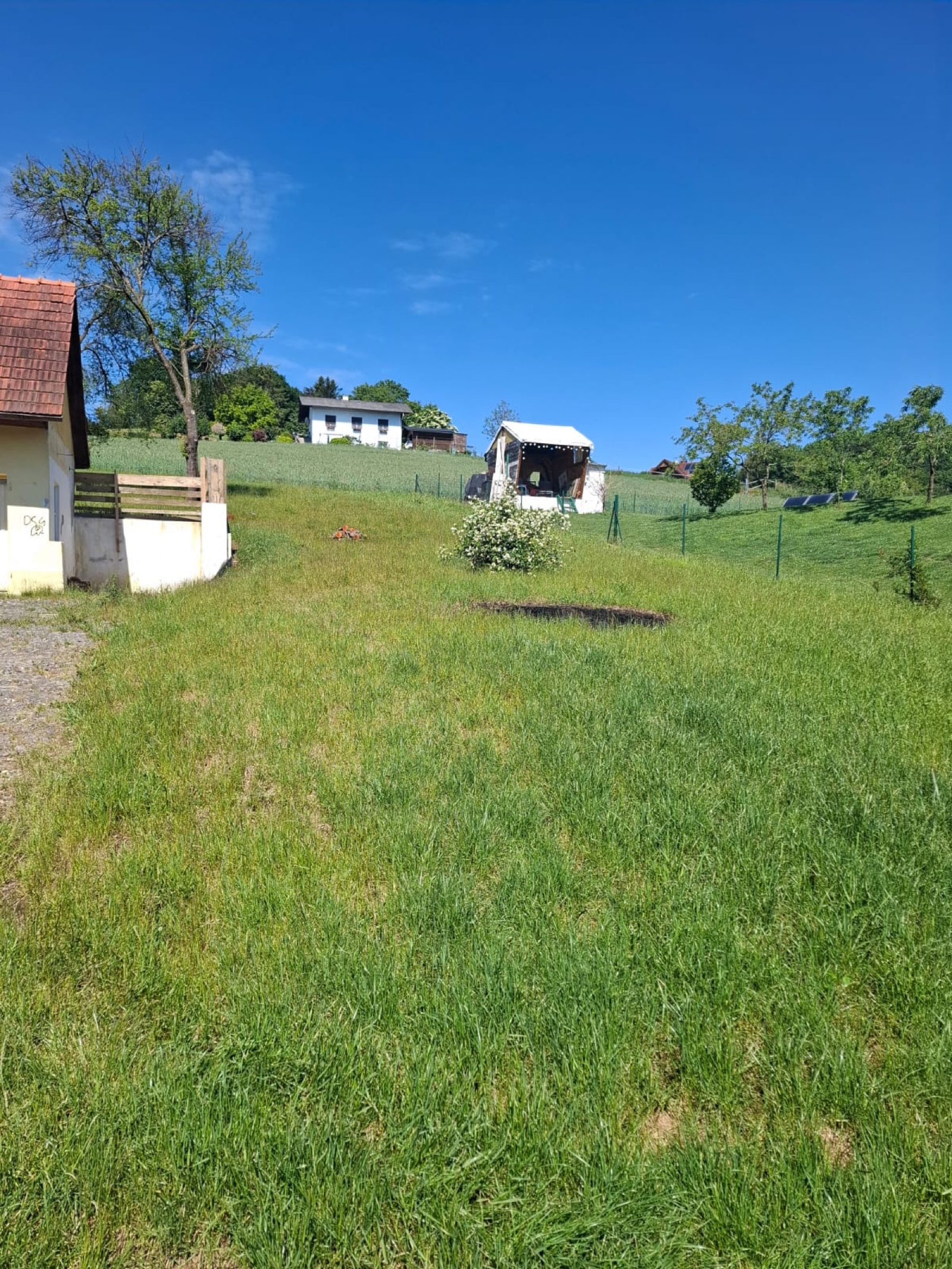 Grundstück bergauf mit Blick in die Nachbarschaft